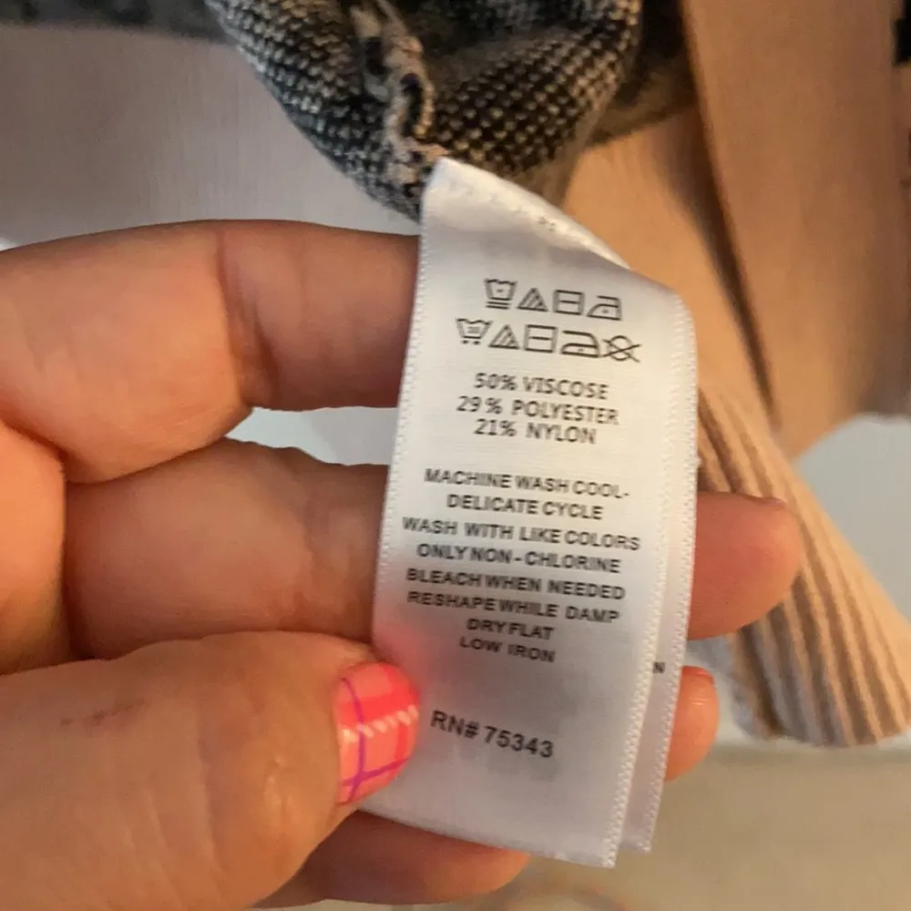 Nicole Miller leopard print cardigan. Xs - Image 4