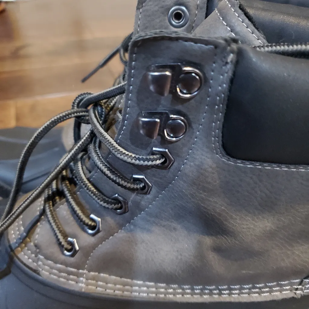 Tommy Hilfiger Raviano Duck Boots size42 euro and 9  US women's run large - Image 2