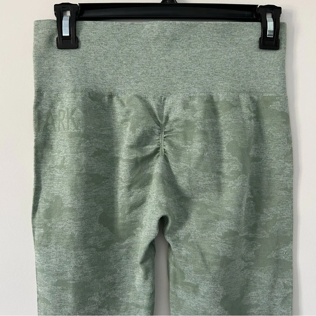 Gymshark Adapt Sage Green Camo Seamless Scrunch High Rise 25in Leggings M - Image 4