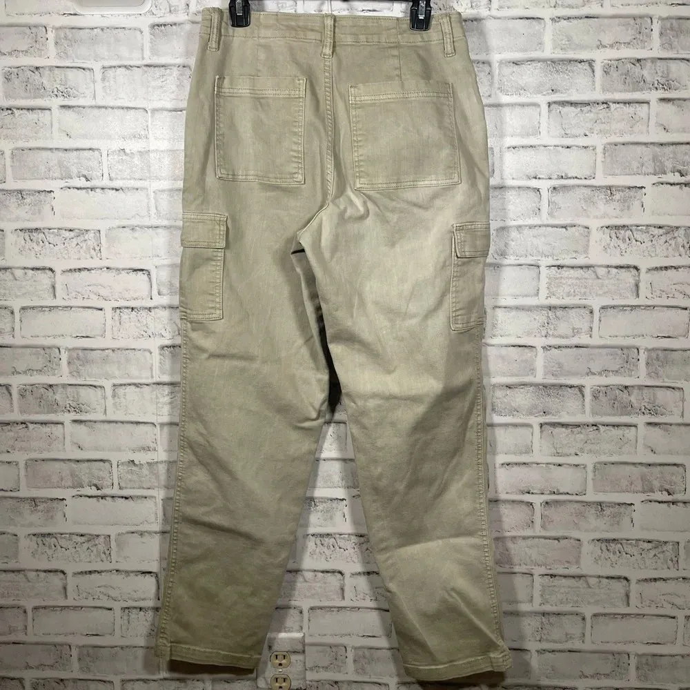 Women’s Universal Thread high rise boyfriend cargo ankle pants 10R - Image 2