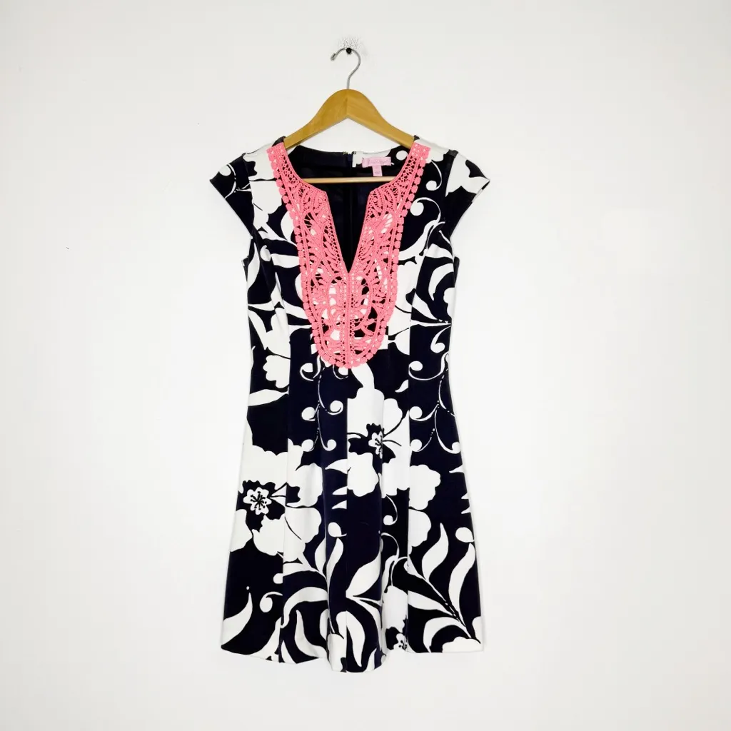 Lilly Pulitzer Brielle Dress XS Navy White Floral Crochet Trim - Image 4