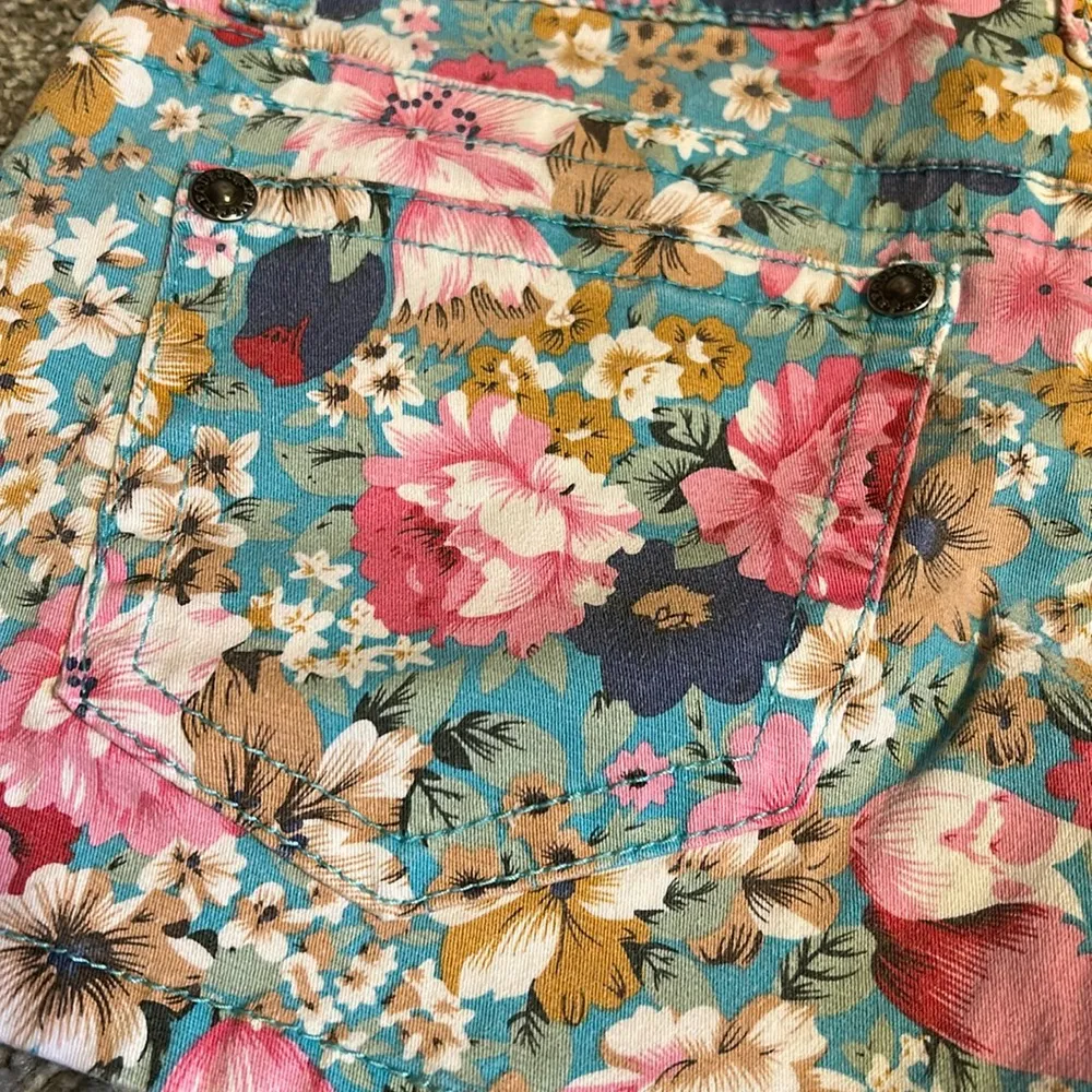 Request Jeans Floral Shorts Teal Size 5/27 - Image 3