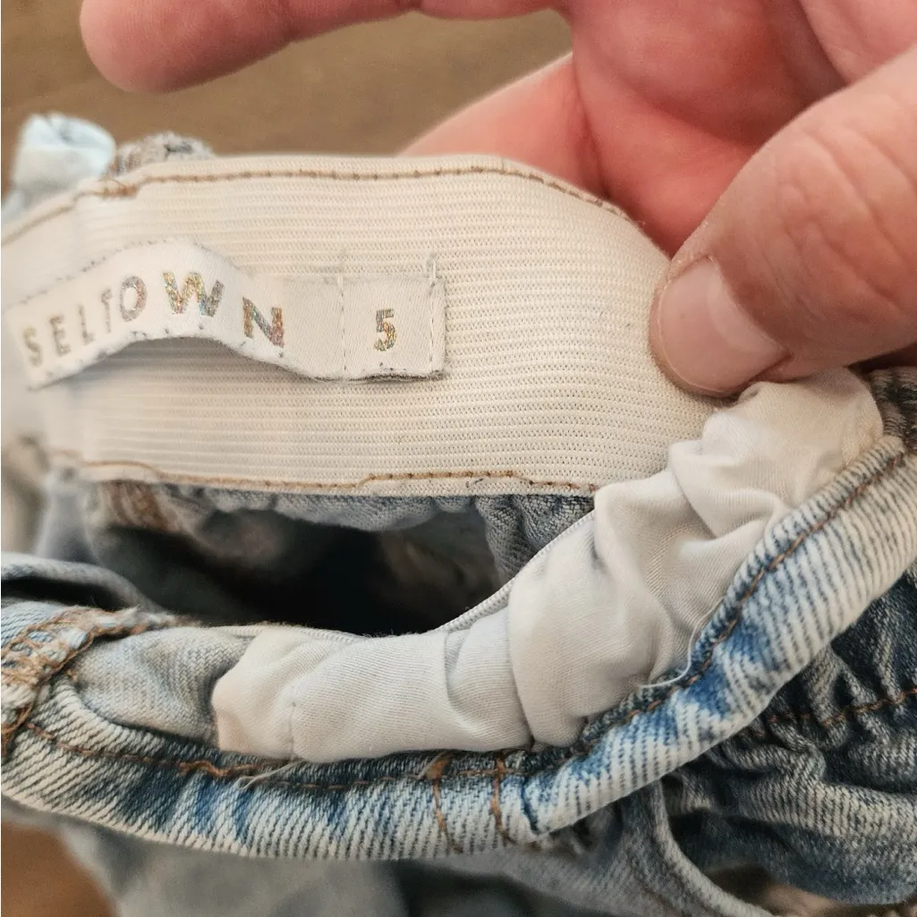 Tinseltown High Rise Mom Distressed jeans size 5 - Image 4