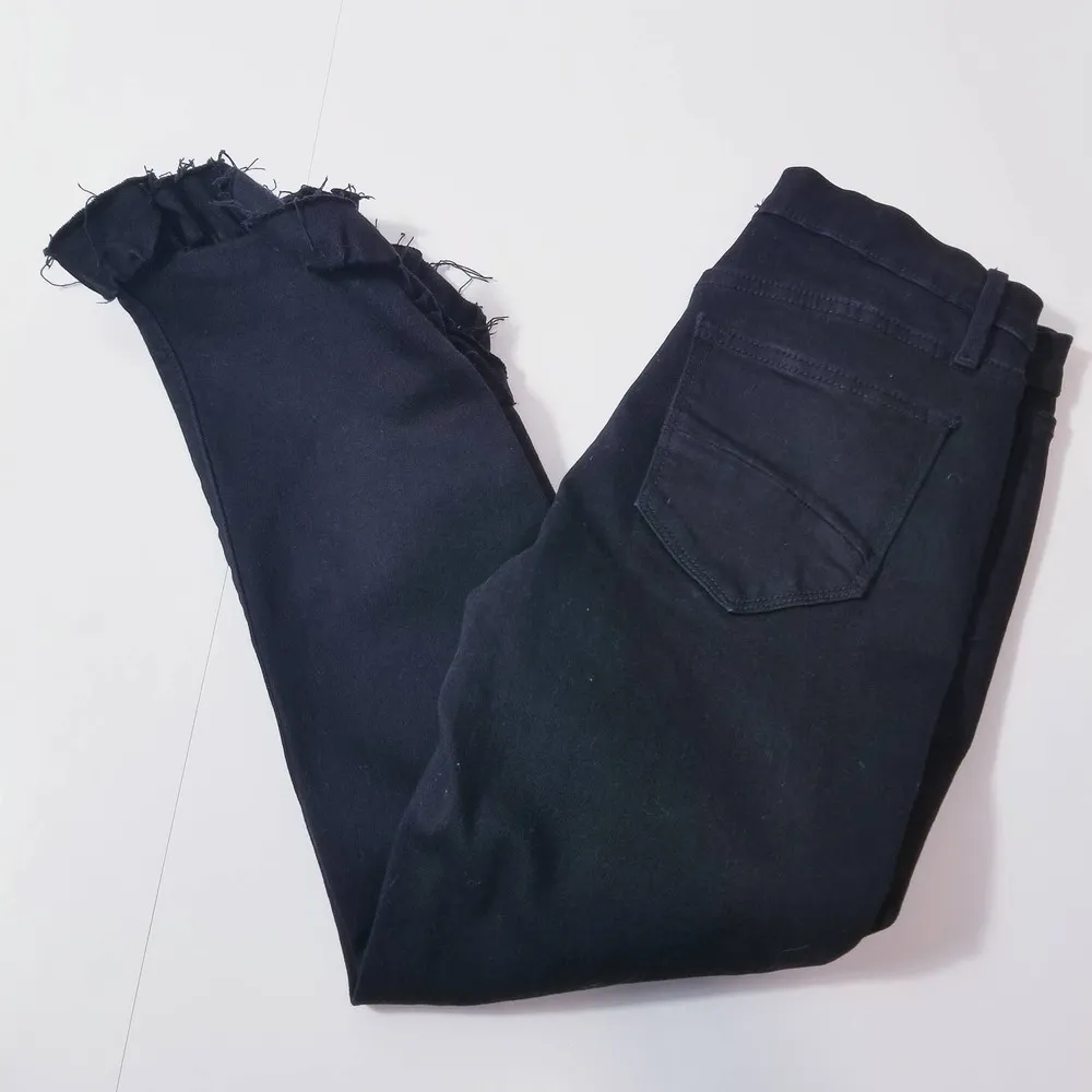 Driftwood Jeans Candace Midrise Capri Cropped Ruffled Hem Black Denim - Image 5