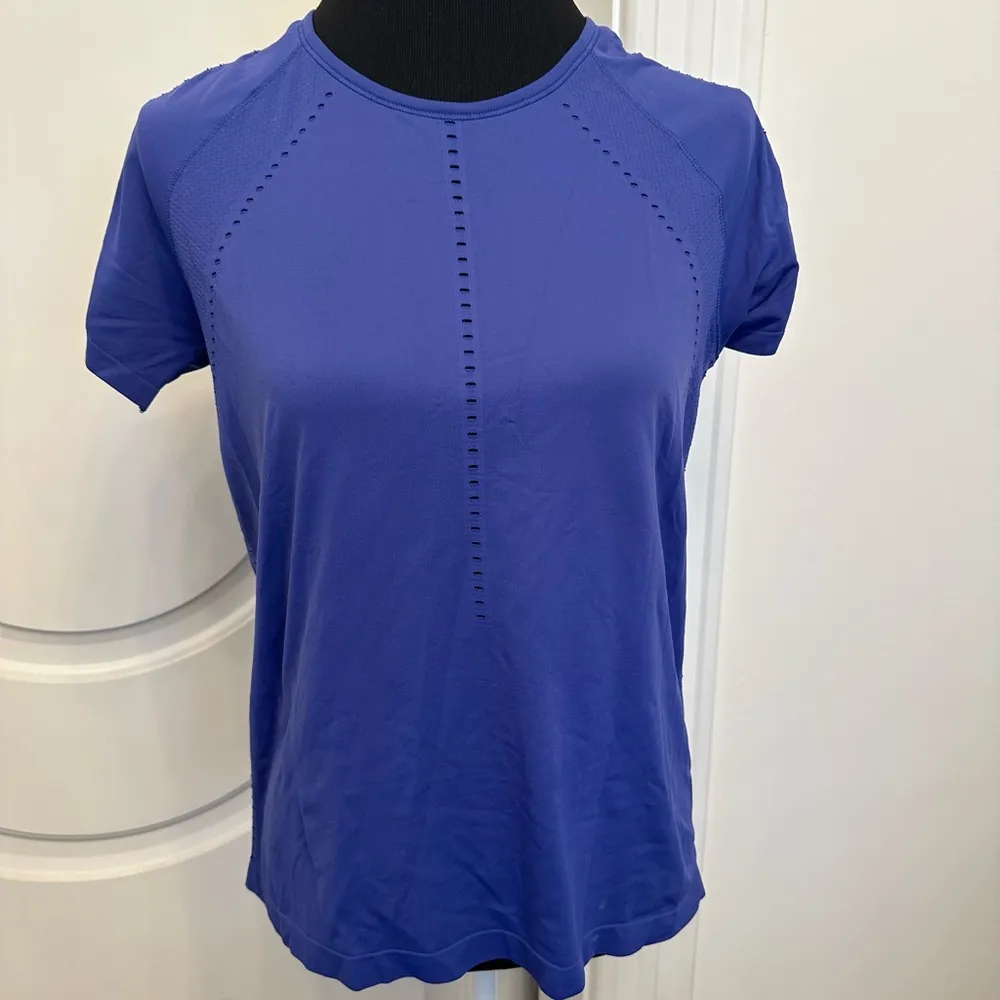 Athleta In Motion Perforated Short Sleeve Workout Shirt Medium - Image 3