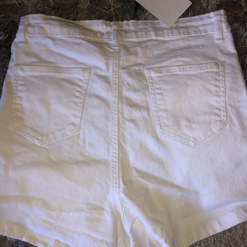 White shorts - Image 2