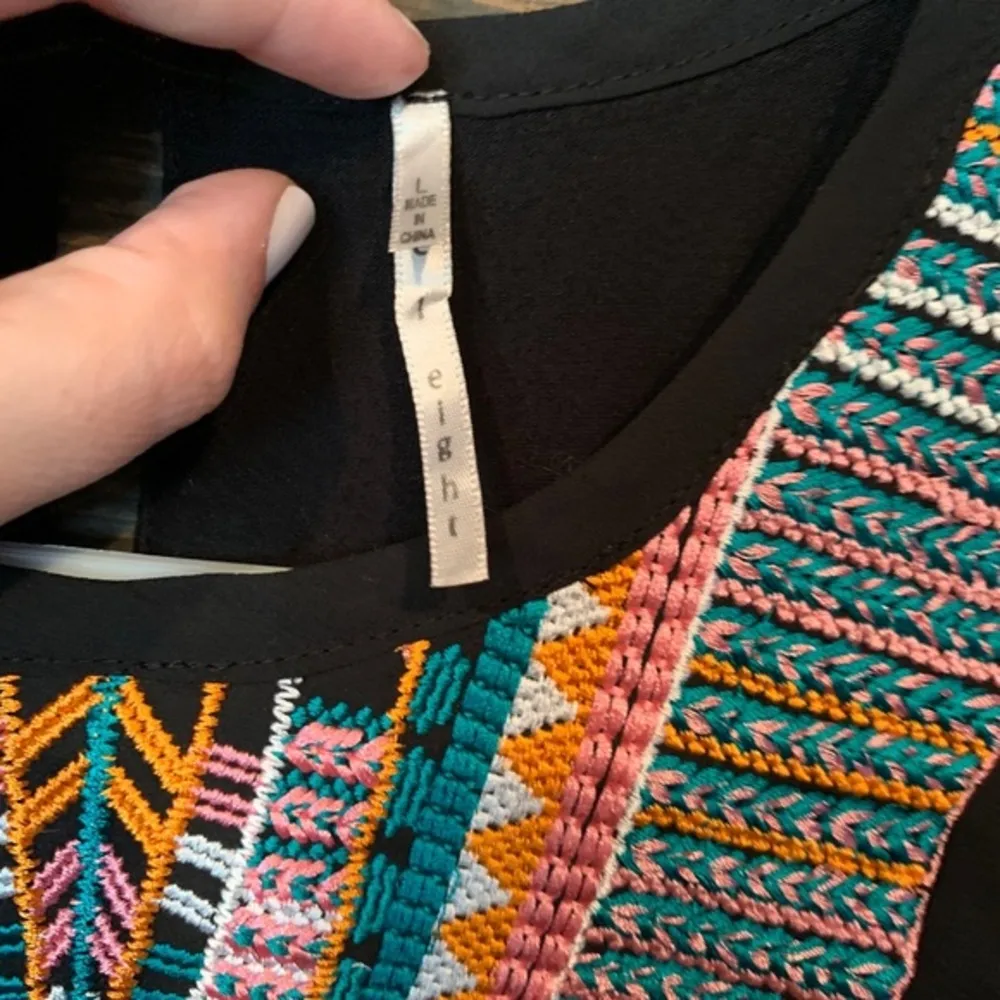 Vici embroidered front sleeveless top sz L - Image 6