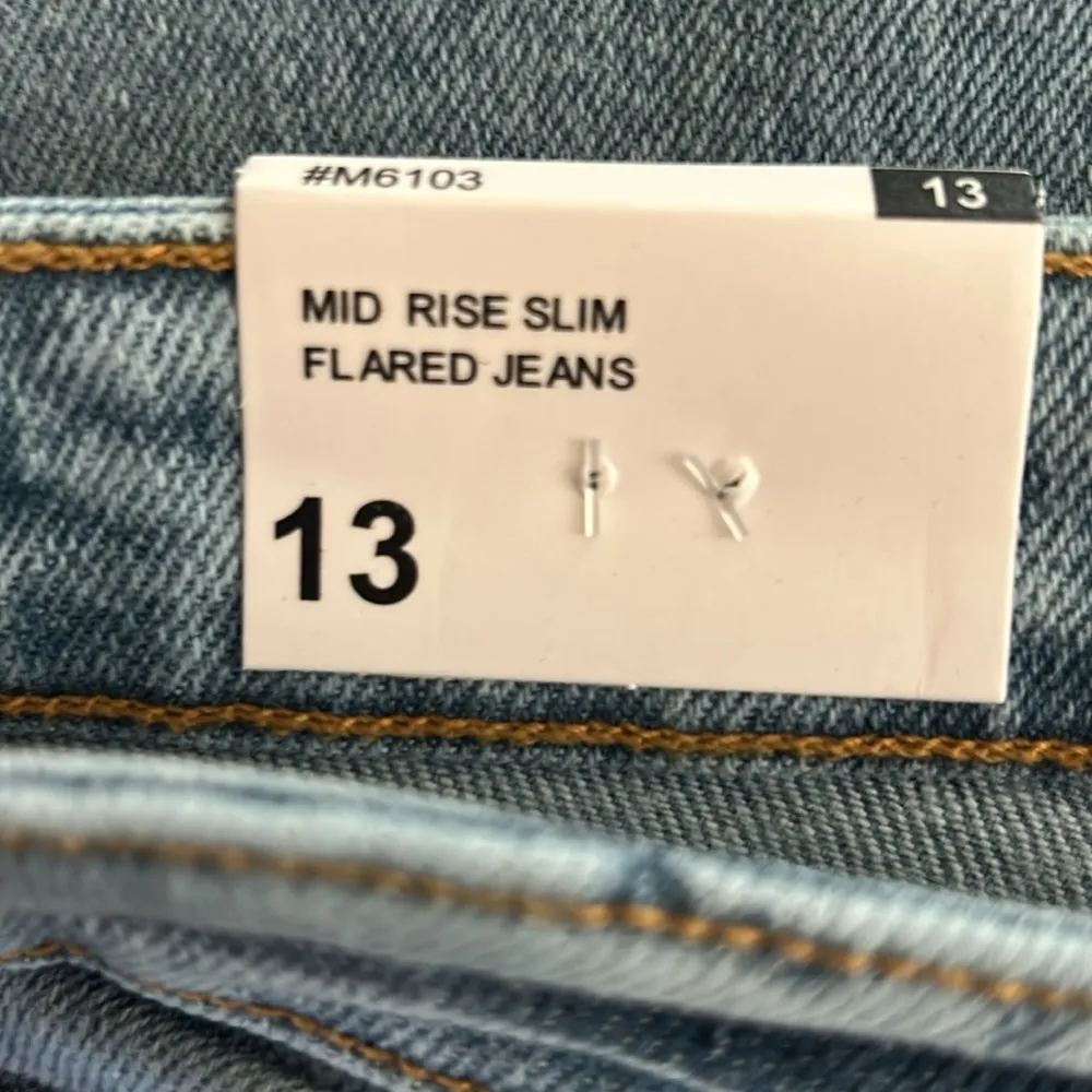 Muse Looks Distressed Mid Rise Slim Flared Classic Fit Mom light wash Jeans Blue Size undefined - Image 8