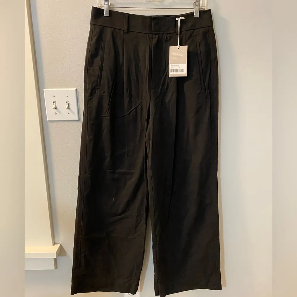 Everlane The Way High Drape black pant. High rise, wide leg, pleats. 4 short - Image 4