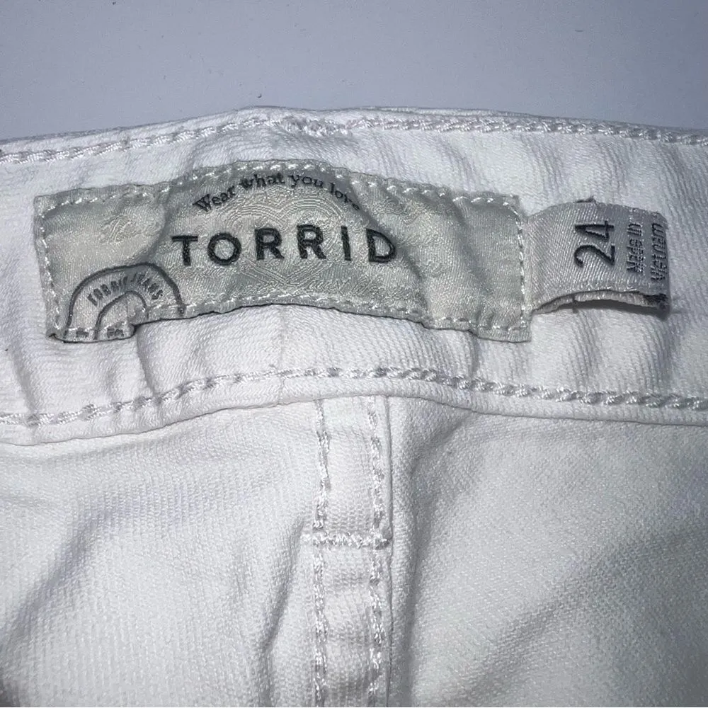 Torrid Women's White Cotton Blend Summer Mom Jean Shorts w/Leg Vents-Size 24 - Image 8