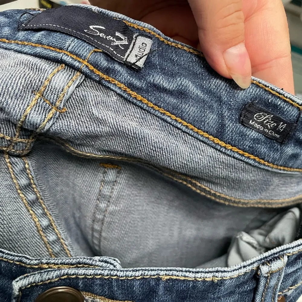 SEVEN7 MEDIUM WASH FLARE JEANS - Image 4