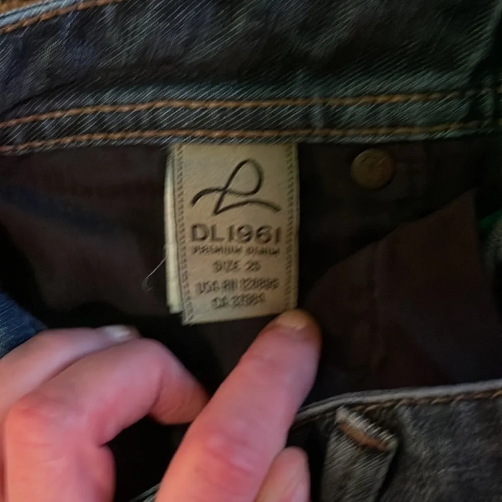 Dl1961 Jo Boyfriend Twister Distressed, Low Rise Jeans. Size 25. - Image 14