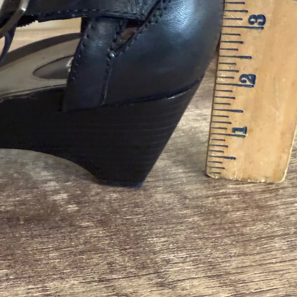 Coach and Four Claridge Black Leather T Strap Sandals Heels Women’s Size 9.5 - Image 9