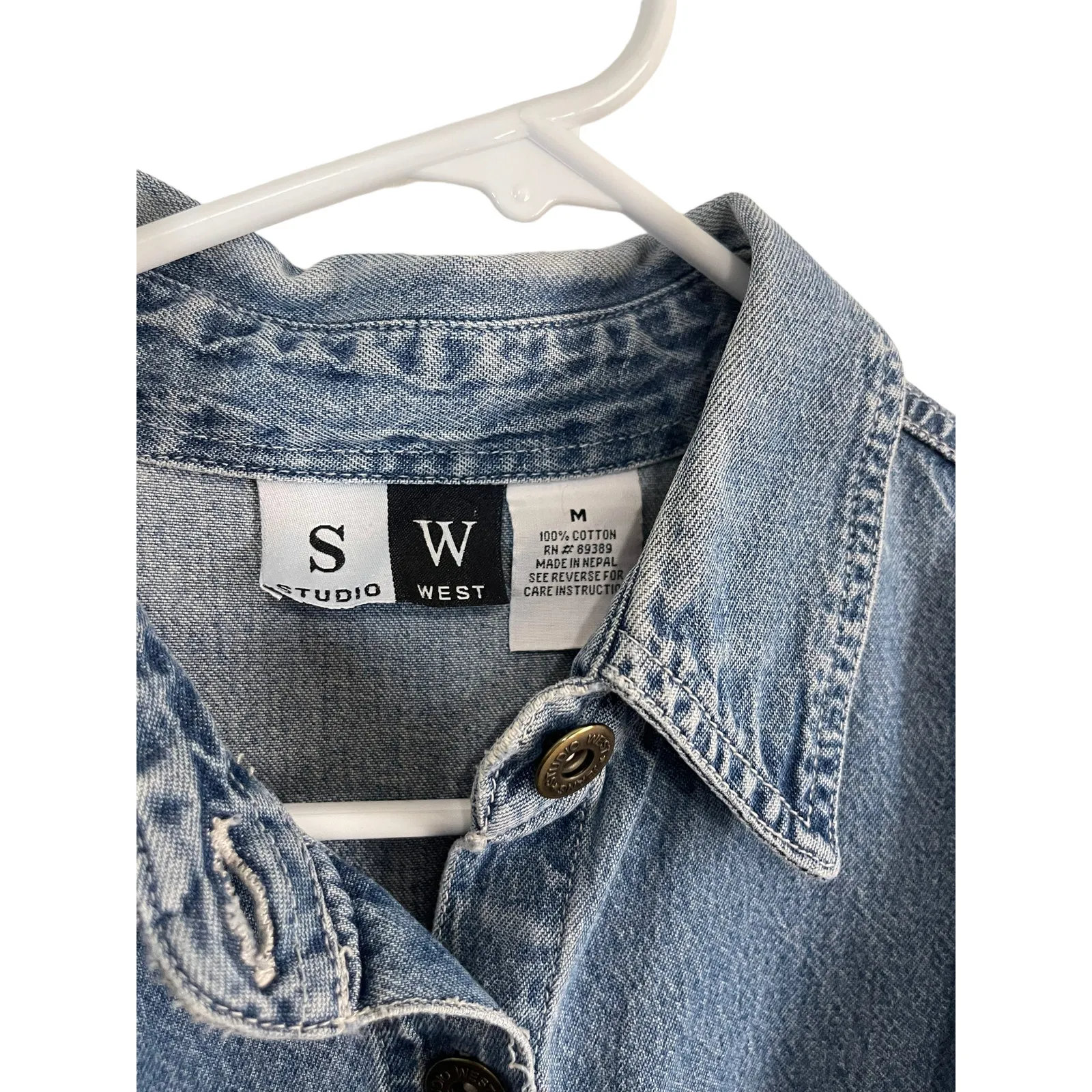 Stuido West Vintage 90s Size Medium Emboridered Floral Denim Button Up Shirt - Image 4