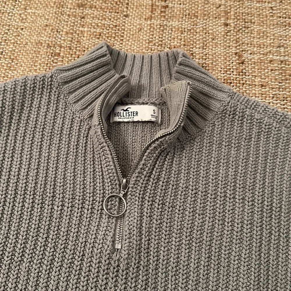 Hollister Gray Cropped Zip Up Sweater Size Small - Image 2