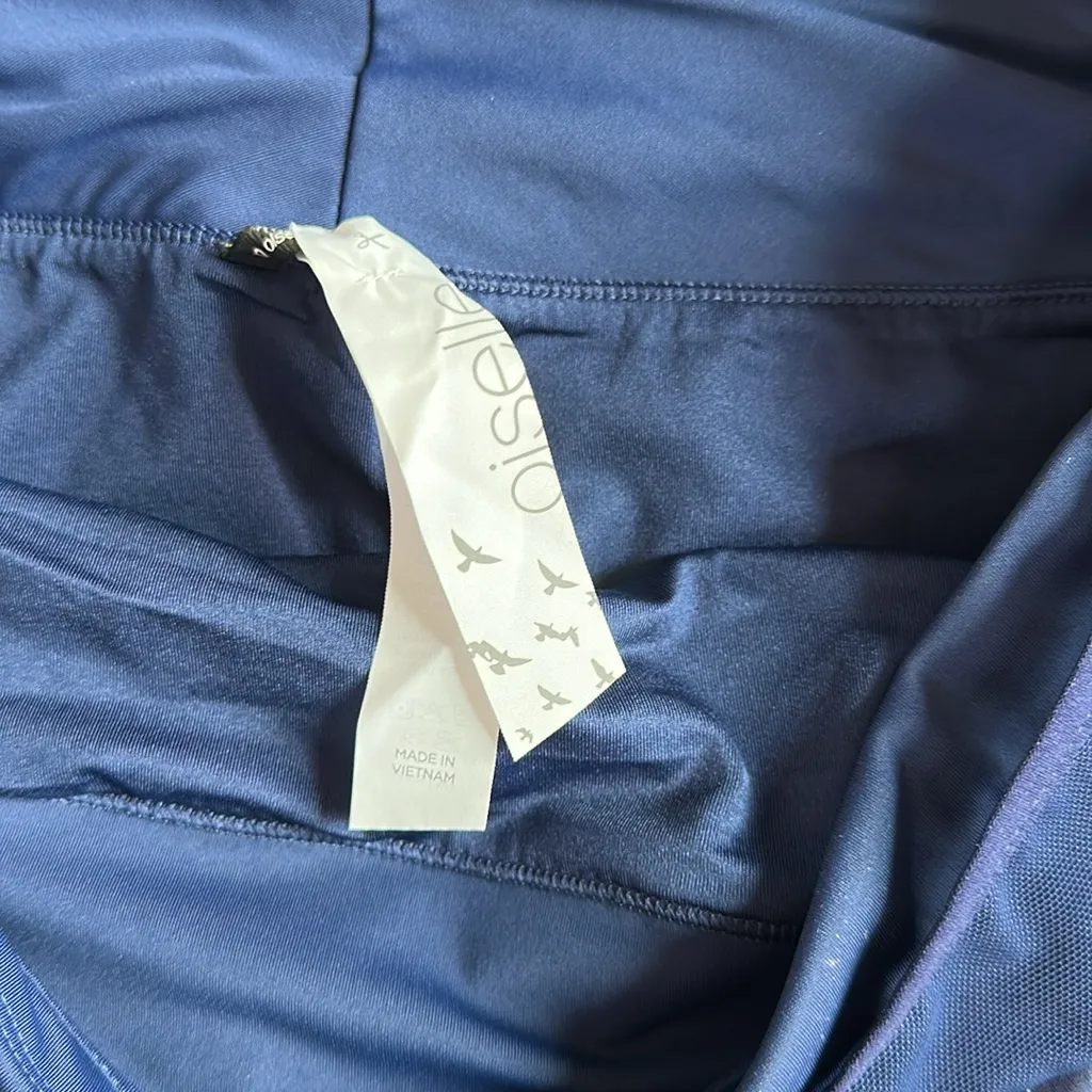 Oiselle Long Toolbelt Navy Pinstripe Athletic Shorts, Sz 10, NWT - Image 2