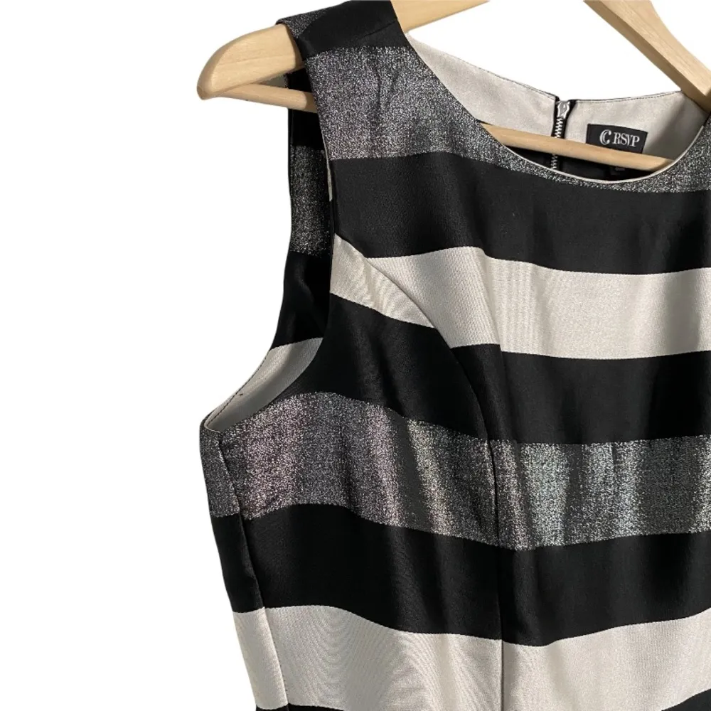 •Woman’s fit and flare dress• Size M - Image 4