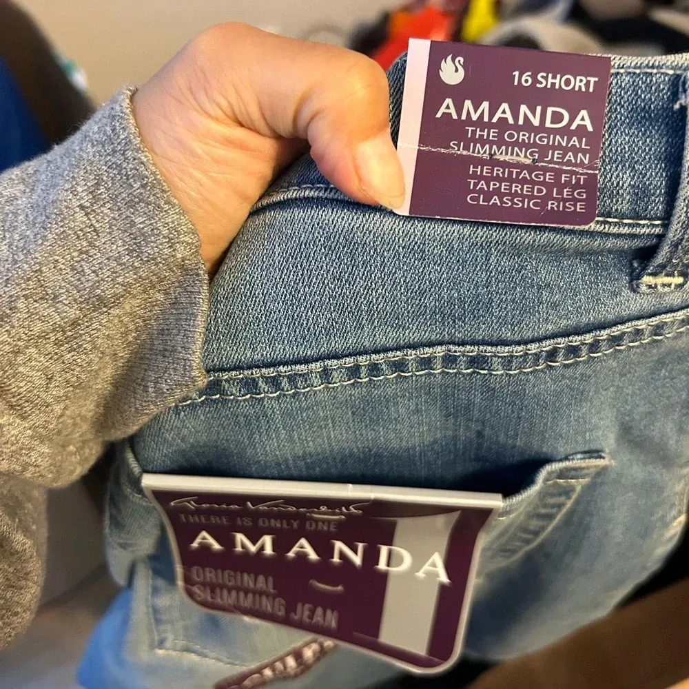 NWT Gloria Vanderbilt Amanda Tapered Leg Slimming Jeans - Image 4