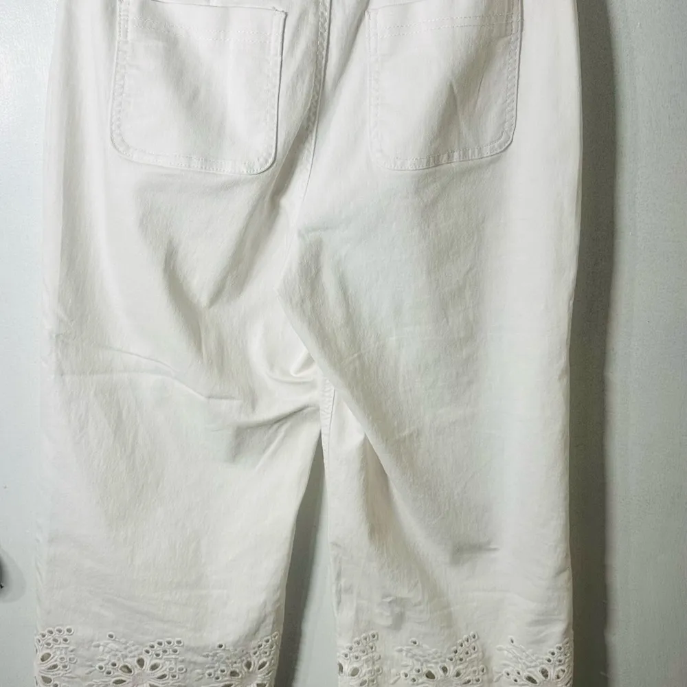 Women’s White Stretch Capris High Rise Sz 6 Eyelet Hem Coastal Vacay Feminine - Image 4