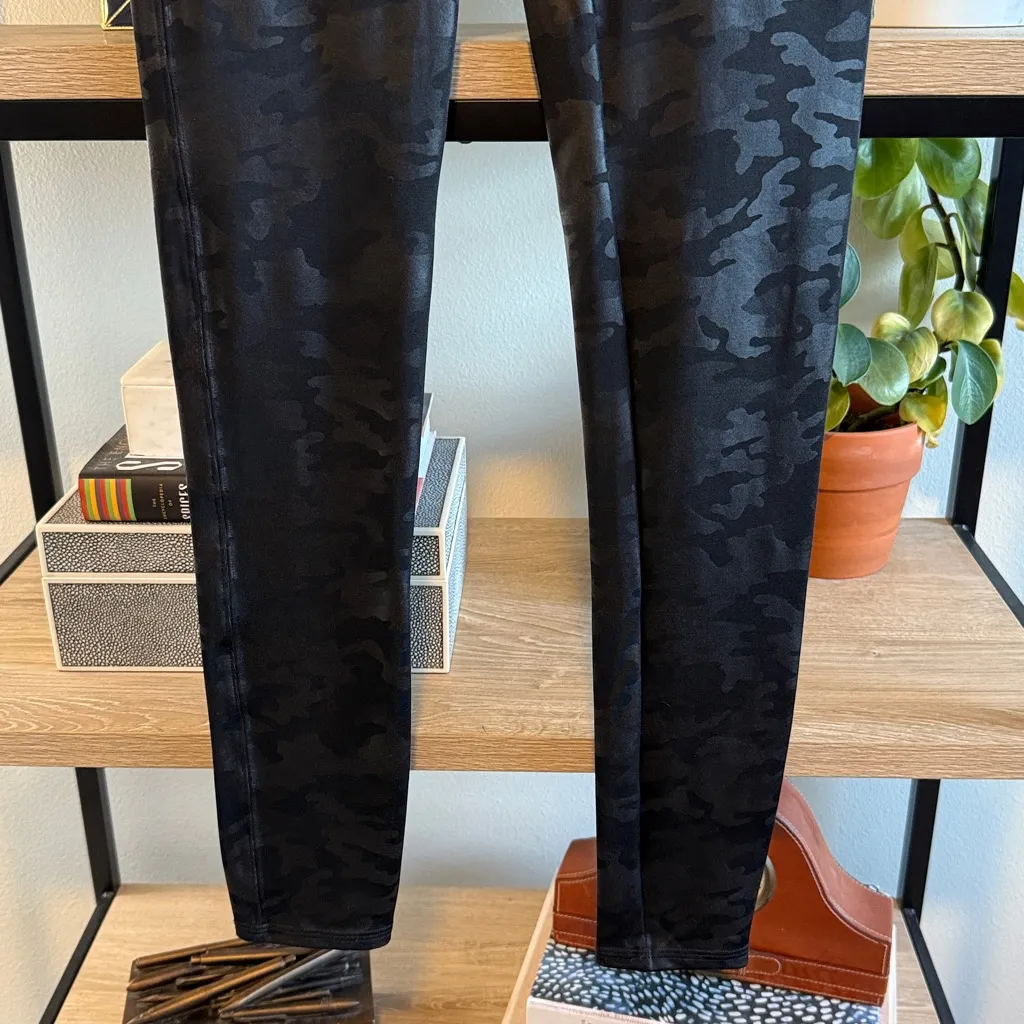 Spanx Mid-Rise 20185R Faux Leather Matte Black Camo Leggings, M $110 - Image 6