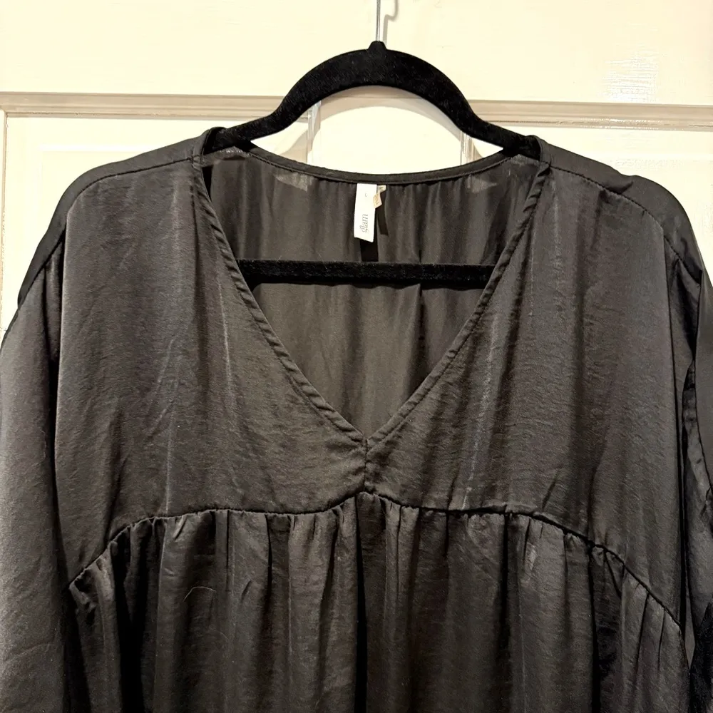 Glam Rolled Short Sleeve V Neck Satin Baby Doll Flowy Blouse Black Size Large - Image 2