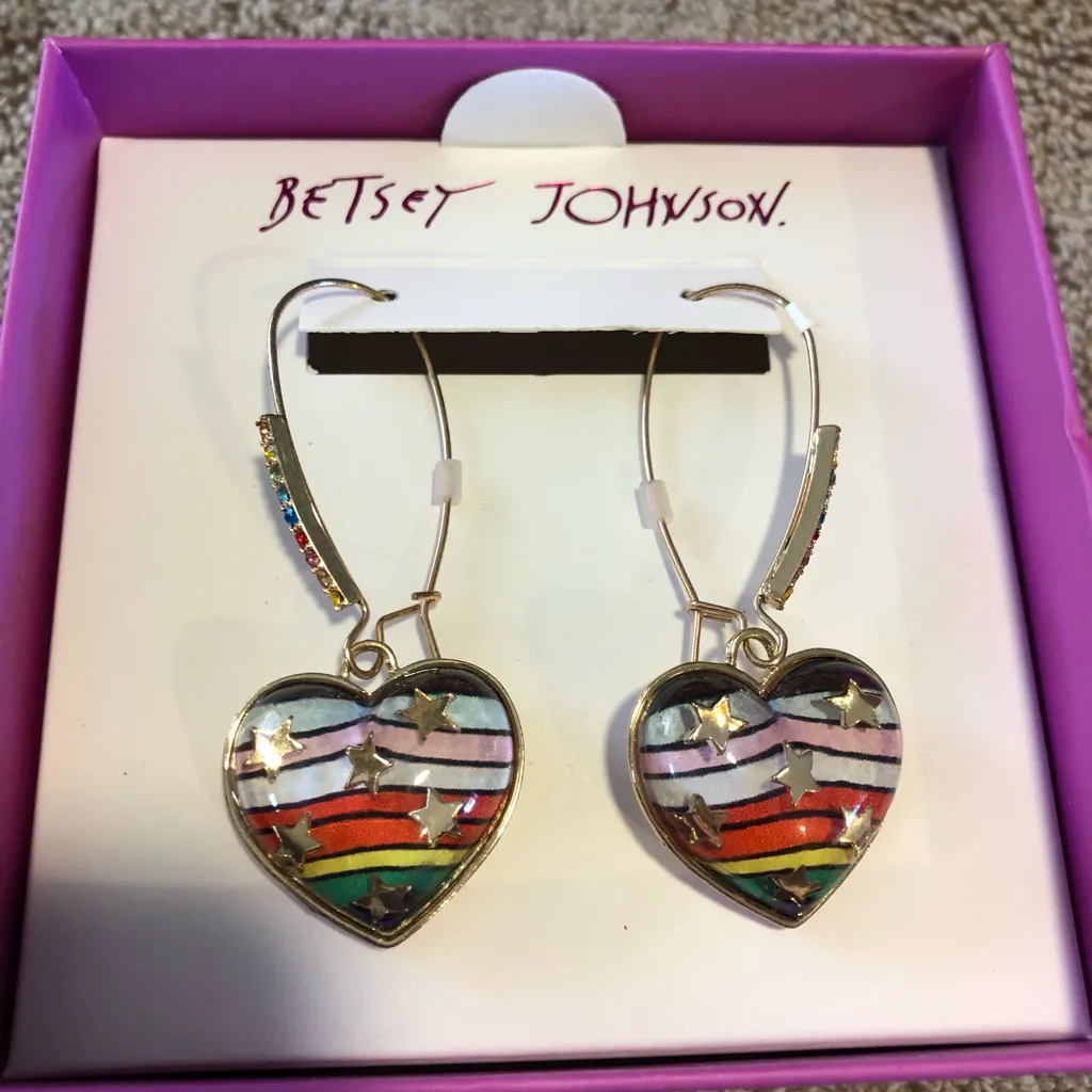 Betsey Johnson One Love Heart earrings. New with tags. - Image 3
