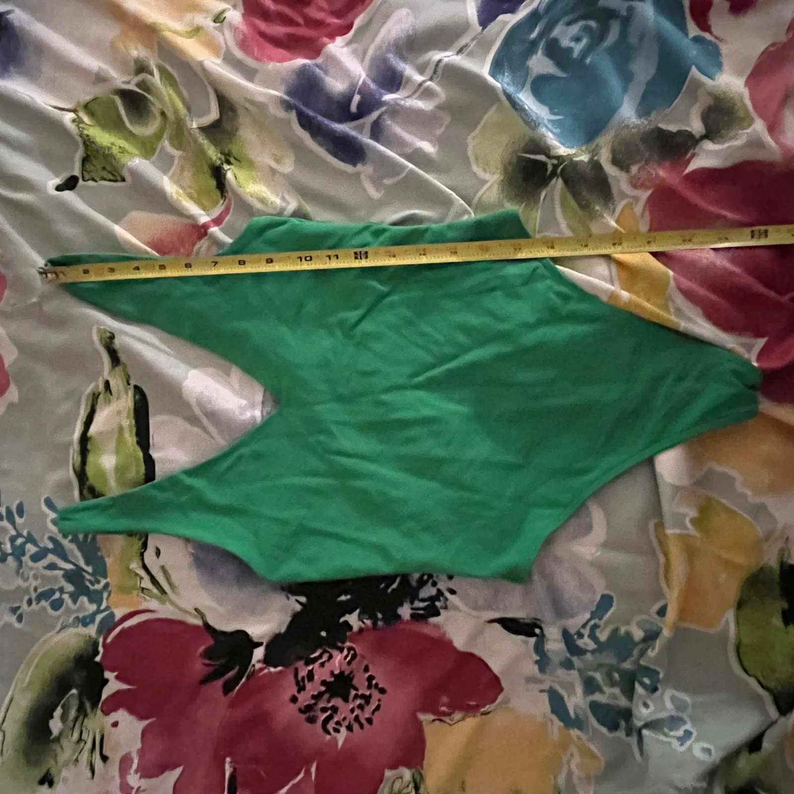 Aritzia Babaton Women's Contour Green V-Neck Sleeveless Bodysuit Size Small - Image 7