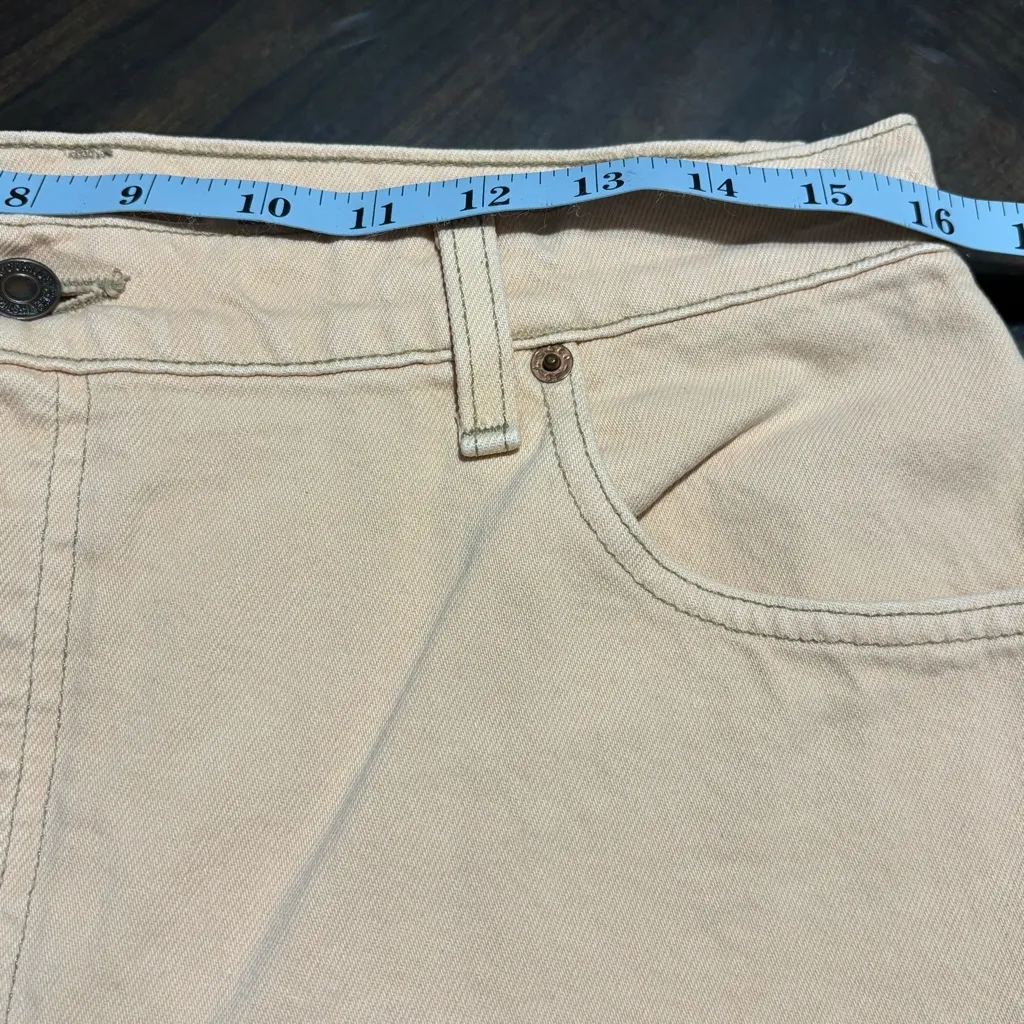 Levi’s 550 relaxed fit tapered leg women’s shorts sz 16 Reg. M light peach color - Image 8