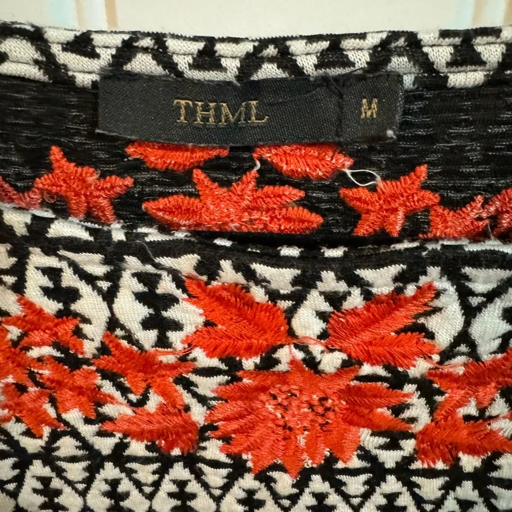 THML Anthropologie Black/White/Coral Embroidered Shift Dress - Image 5