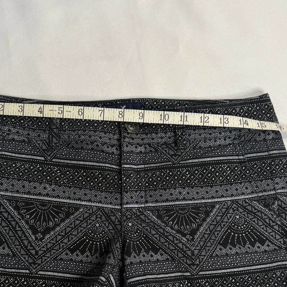 American Eagle Outfitters Black and Gray Geometric Shorts - Image 5