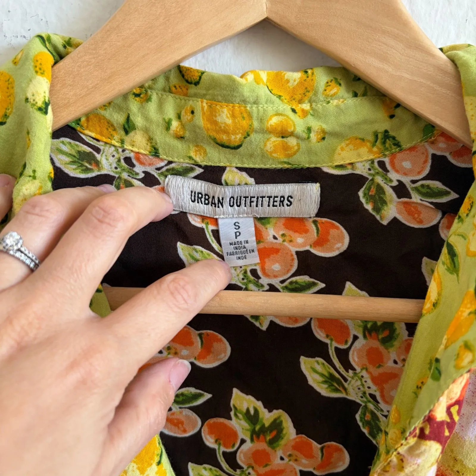 URBAN OUTFITTERS Gardenia Souvenir Button Down Floral Tropical Top Womens Small - Image 5