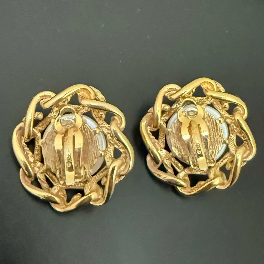 Vintage GIVENCHY Signed Gold Tone Rope Faux Pearl Center Clip On Earrings 17g. - Image 6
