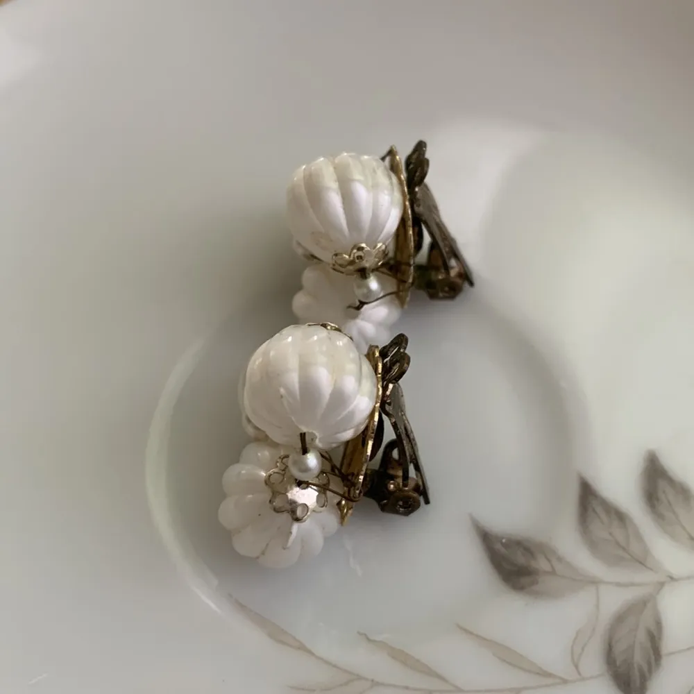 Vintage PEARL WHITE clip on faux Pearl Goldtone earrings - Image 2