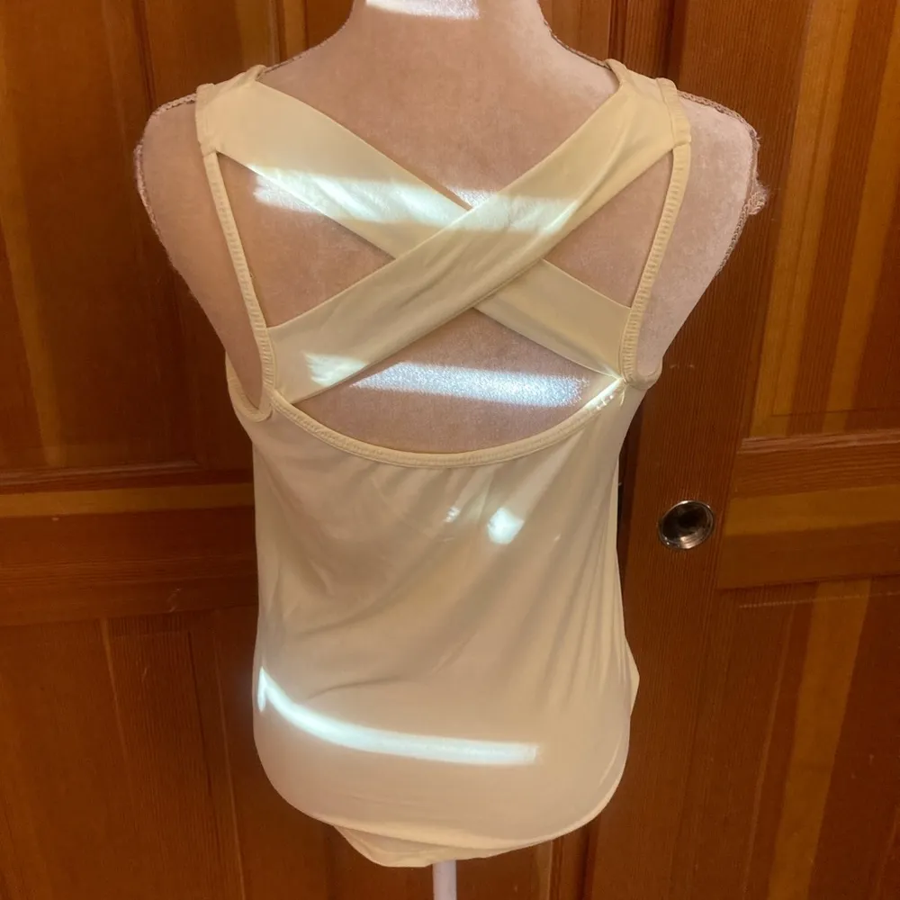Nwt, Lavishly Paris Women’s light yellow yoga tank. Size Medium - Image 4