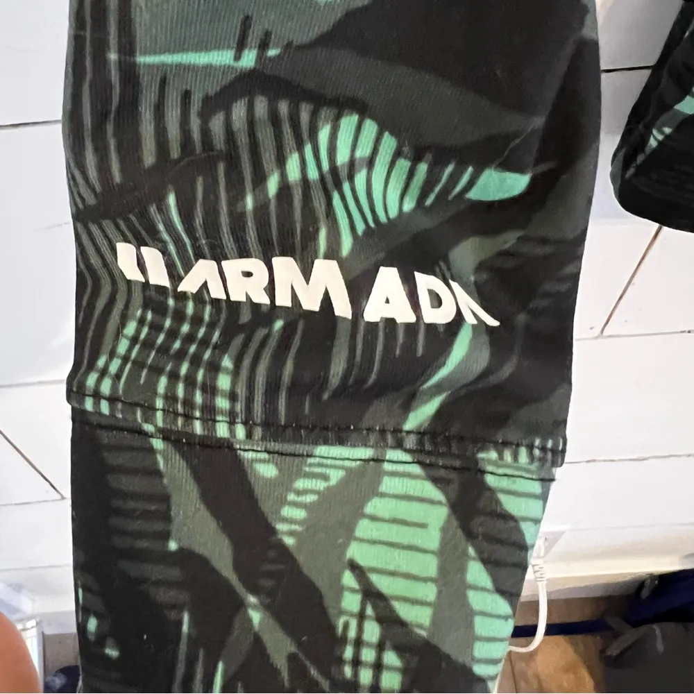 Armada Palm Long Sleeve Athletic Top. Size Small. - Image 4