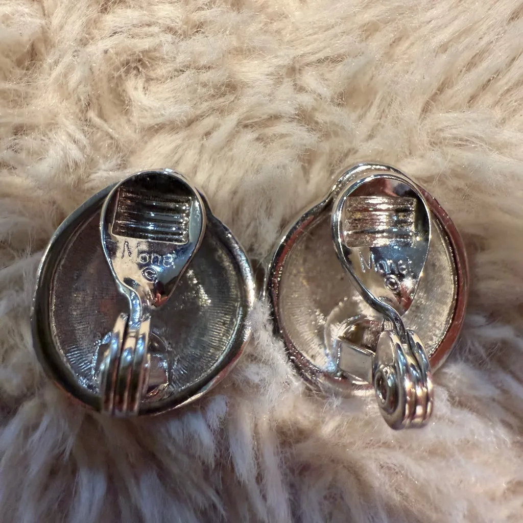 Vtg Signed MONET Clamshell Silver‎ tone Clip Earrings Puffy Nautical Scalloped Silver - Image 4