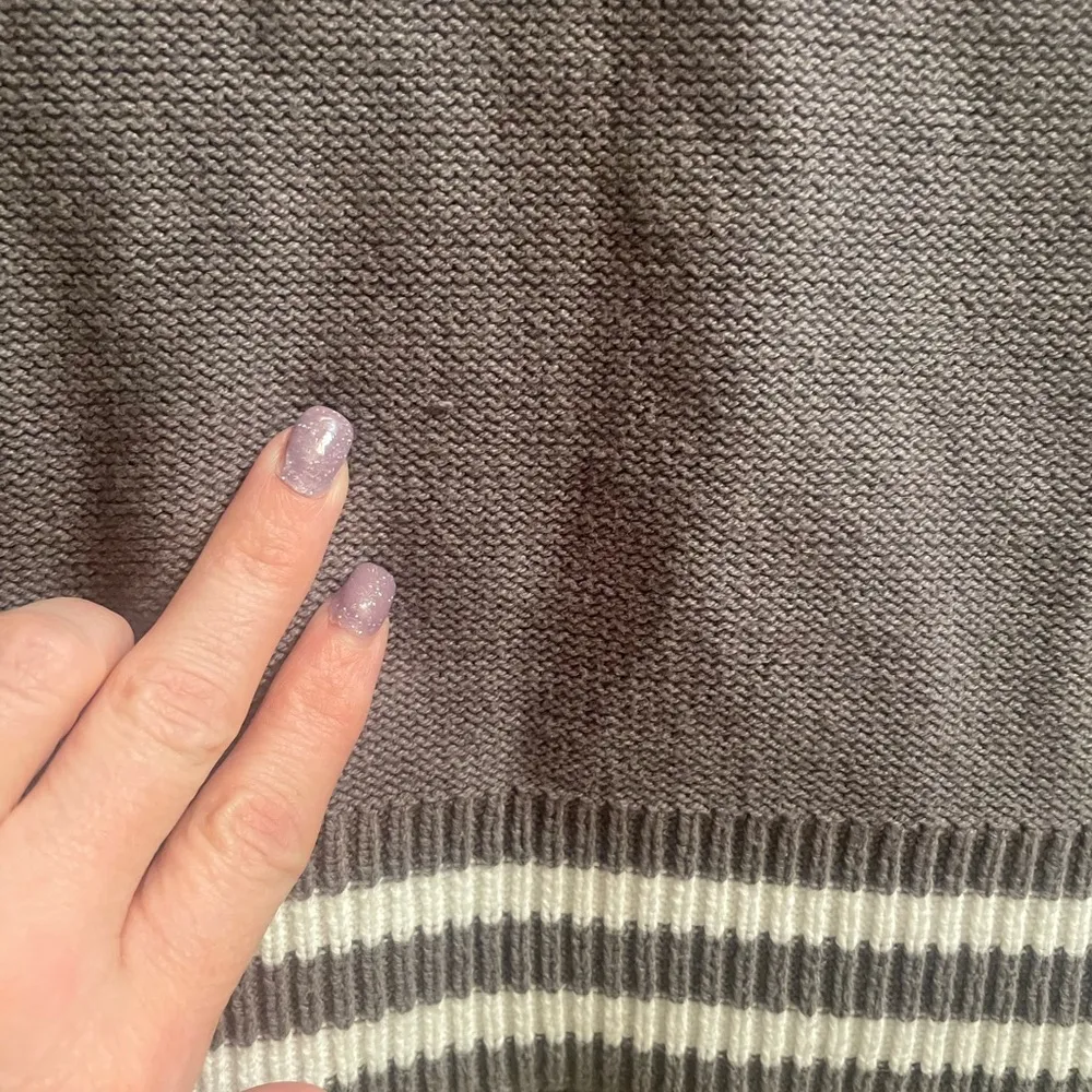 Women’s medium vest. Cable knit V neck relaxed fit. - Image 3