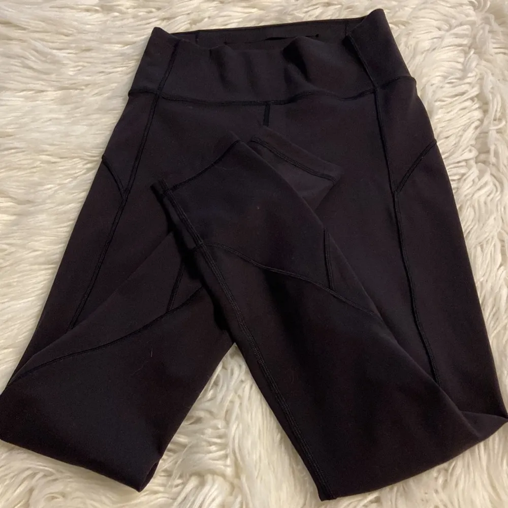 Lululemon size 4 inseam 24” waist 22” elastic excellent condition see all photos - Image 11