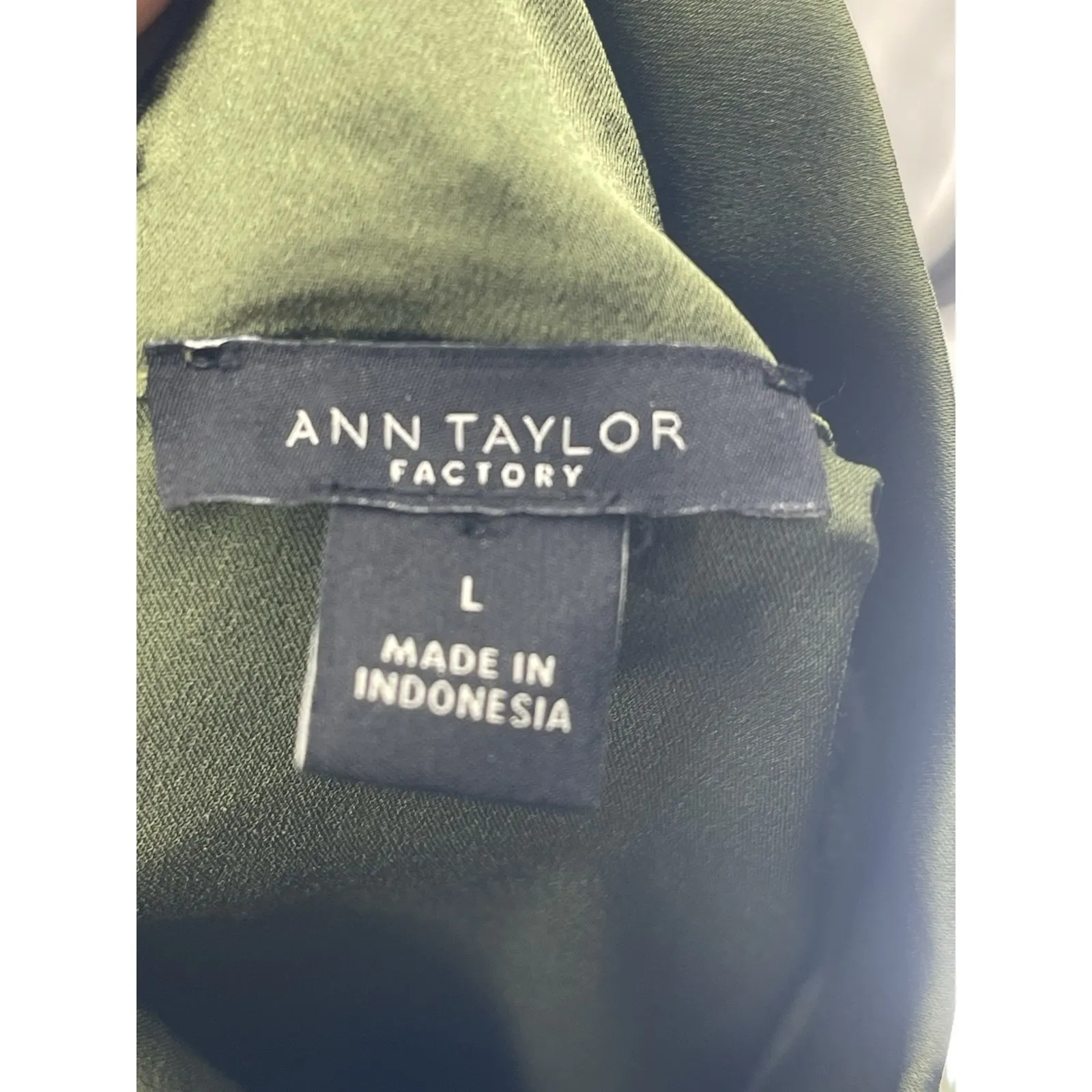 Ann Taylor Women's Mock Neck Top Sz L Silk Satin Soft Green Blouse Holiday Bin11 - Image 2