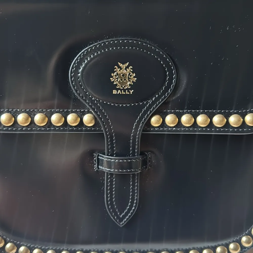 Beckett Flat medium studded glossed - Image 2