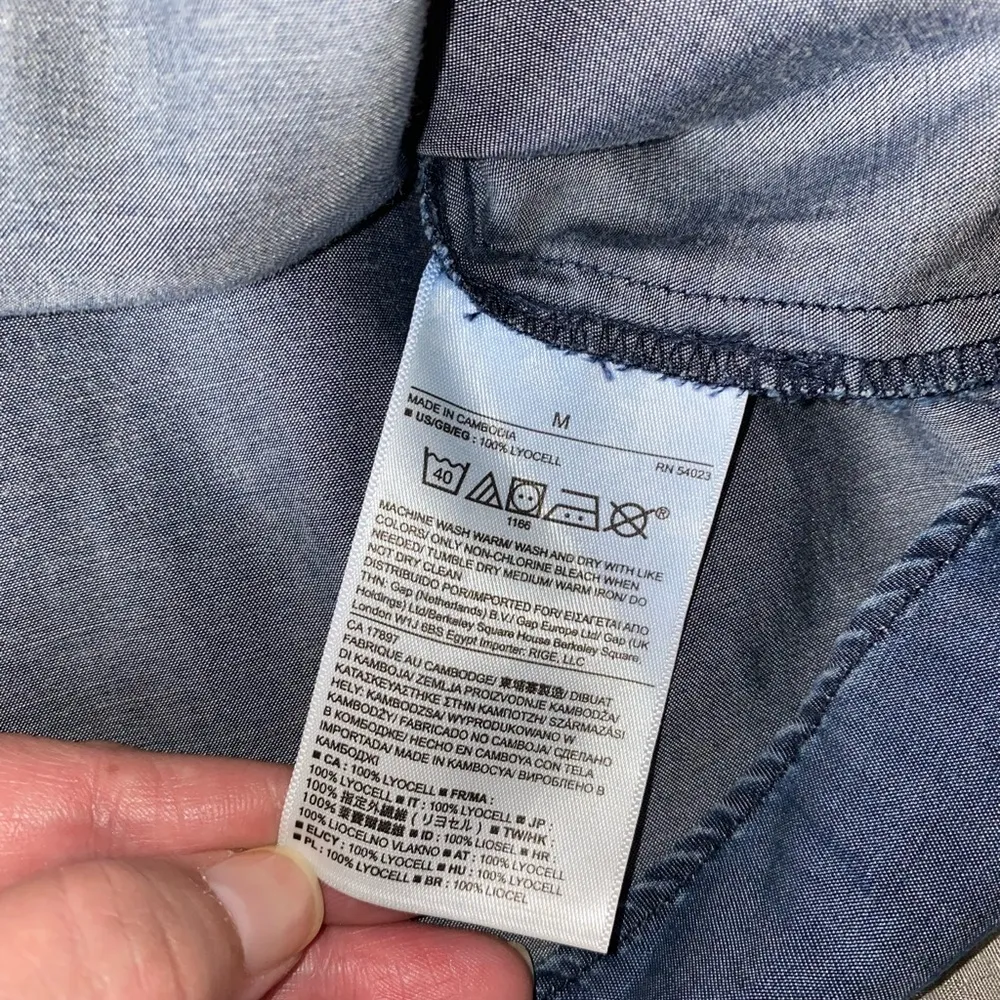 Banana Republic Chambray Ruffle Sleeveless Shirt Size Medium - Image 6