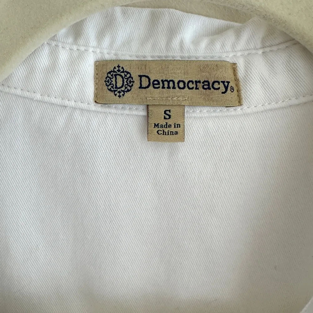 Democracy White Denim Button Down Shirt Jacket w/ Raw Hem & Pockets, Size Small - Image 10