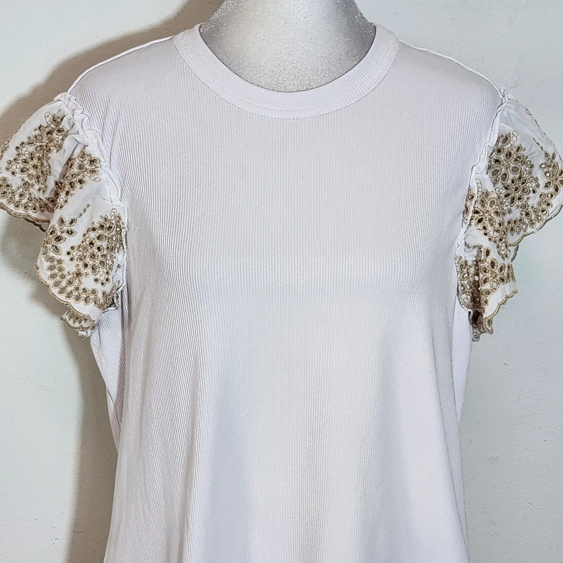 Nicole Miller  White Ribbed Knit Tee with Ruffle Sleeves Size Large - Image 4