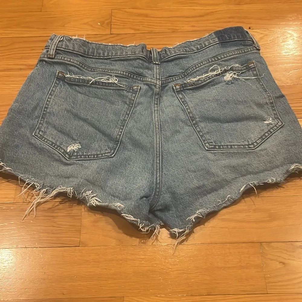 Abercrombie & fitch The mom high rises distressed Jean shorts size 32/14 . - Image 7