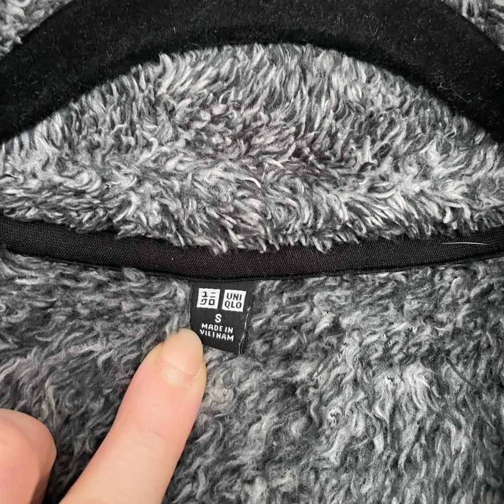 Uniqlo Full Zip Fuzzy Teddy Jacket Black Grey Pockets ~ Women’s Size S - Image 5