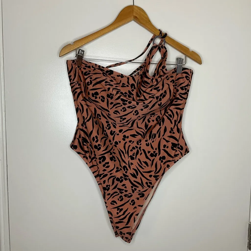 Cupshe Love Struck Asymmetrical One Piece XL - Image 4