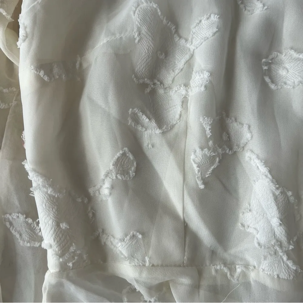 Lulus Floral Wrap Top

Elegant Image Ivory Floral Burnout Long Sleeve Wrap Top - Image 7