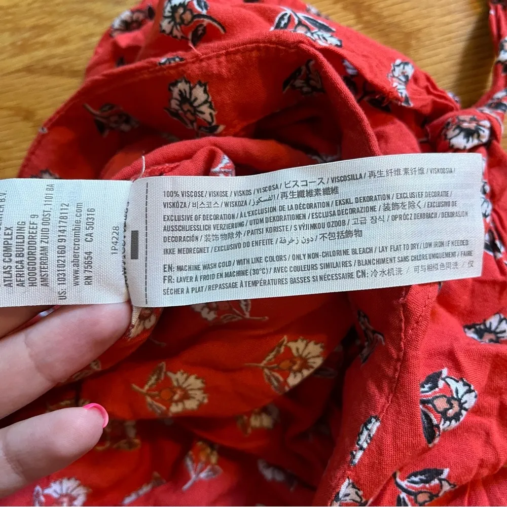 Abercrombie & Fitch red tie front floral shorts size small - Image 4