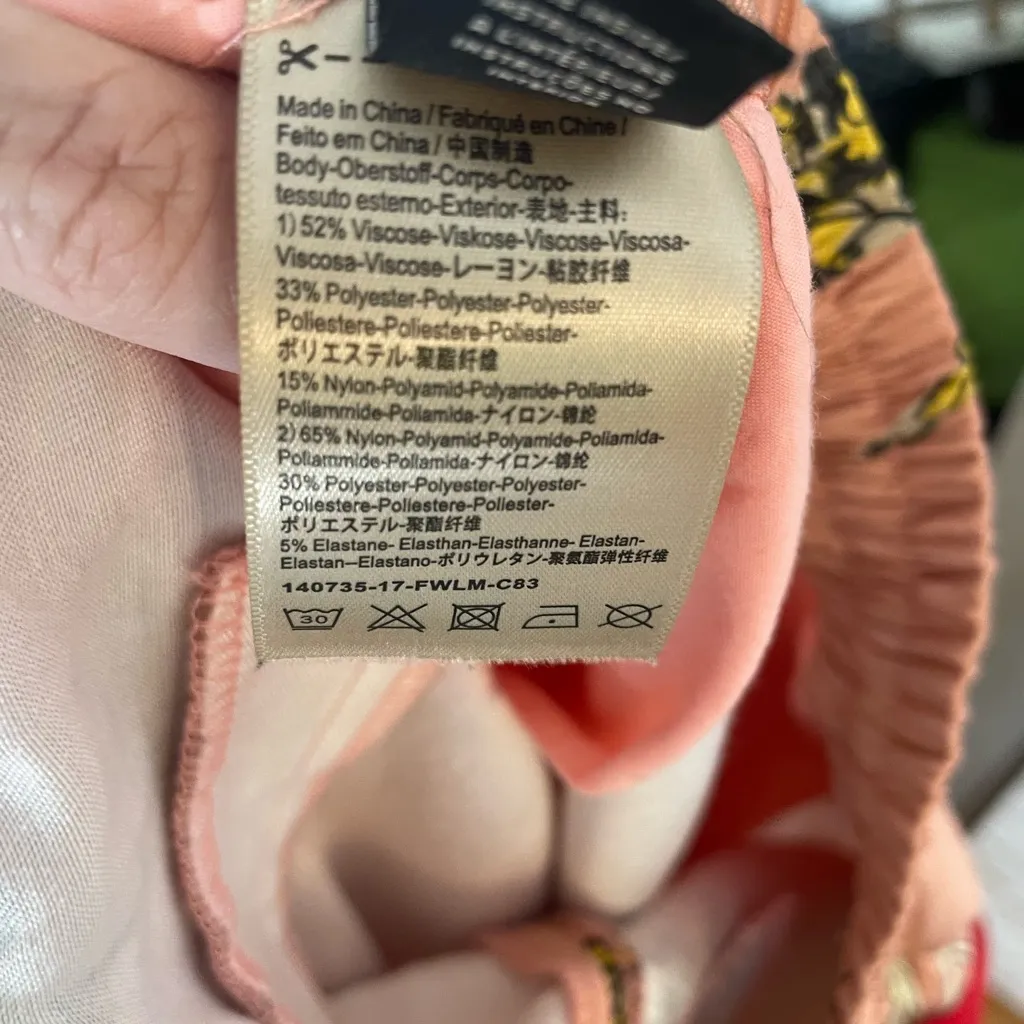 Scotch and Soda Satin Cropped Pants with Red Accents - Image 4