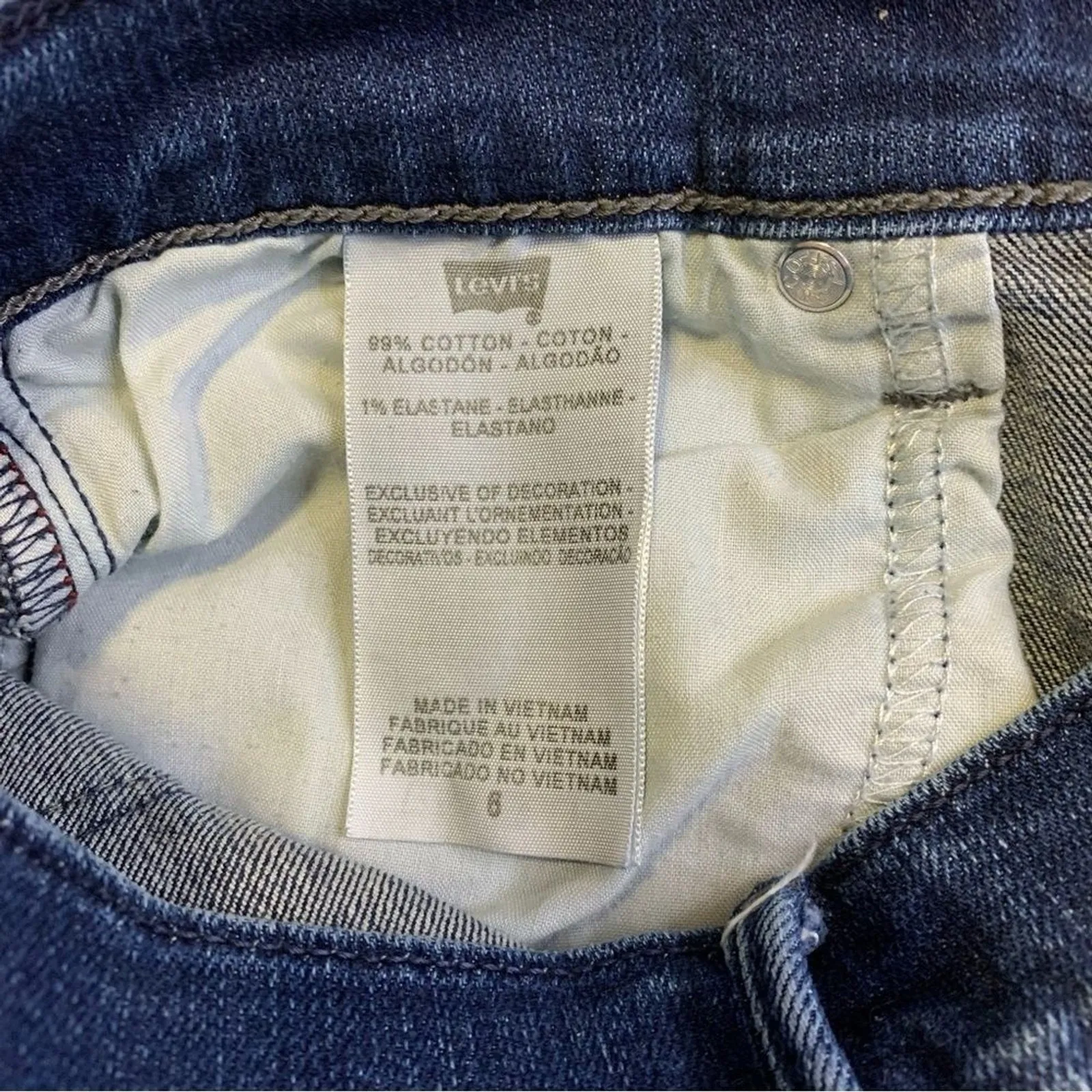 Levi's 515 Women's Med. Wash Mid Rise Cuffed Stretch Capri Denim Jeans, Size 6 # Blue - Image 10